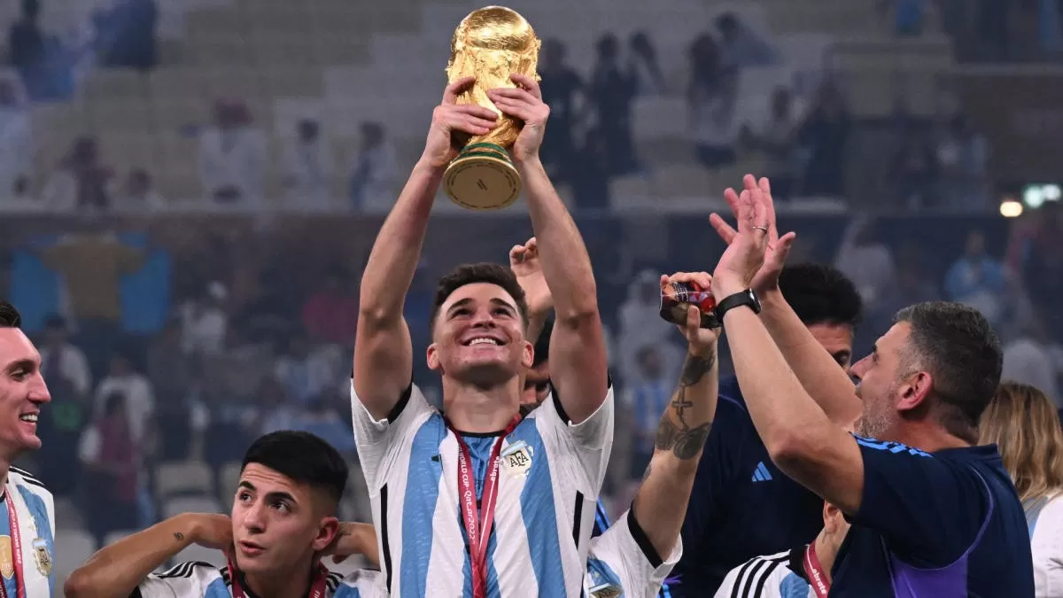 ¡23 con la tercera! Julián Álvarez cumple años y lo festejó con una torta Mundial ¡23 con la tercera! Julián Álvarez cumple años y lo festejó con una torta Mundial