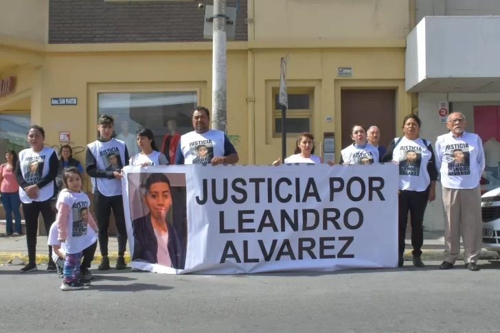 Justicia por Leandro Álvarez: familiares se manifestaron en el izamiento dominical para reclamar que se esclarezca el caso   