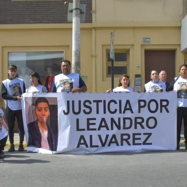 Justicia por Leandro Álvarez: familiares se manifestaron en el izamiento dominical para reclamar que se esclarezca el caso   