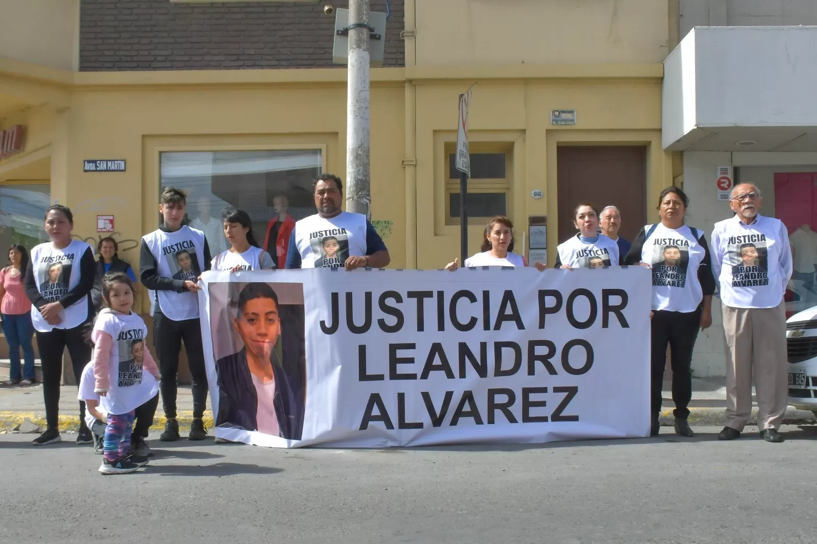 Justicia por Leandro Álvarez: familiares se manifestaron en el izamiento dominical para reclamar que se esclarezca el caso   