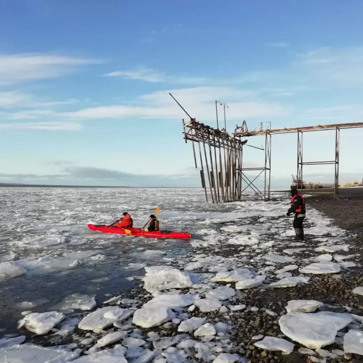 Video. Ni el frío los para: practican kayak en las aguas congeladas del Río Gallegos Video. Ni el frío los para: practican kayak en las aguas congeladas del Río Gallegos