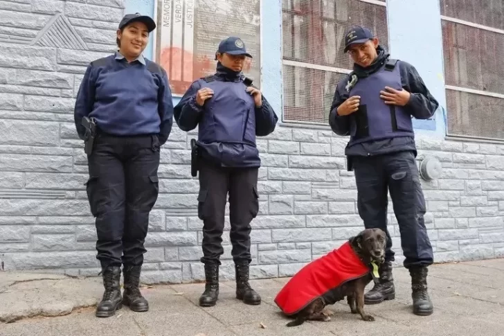 Conocé la historia de La Juana, la perra que lidera los operativos de seguridad en los partidos de Cipolletti