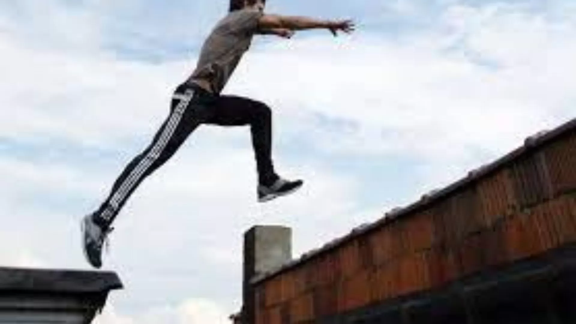 El Hombre Araña de Comodoro: intentó entrar a robar a un galpón por el techo de una casa El Hombre Araña de Comodoro: intentó entrar a robar a un galpón por el techo de una casa