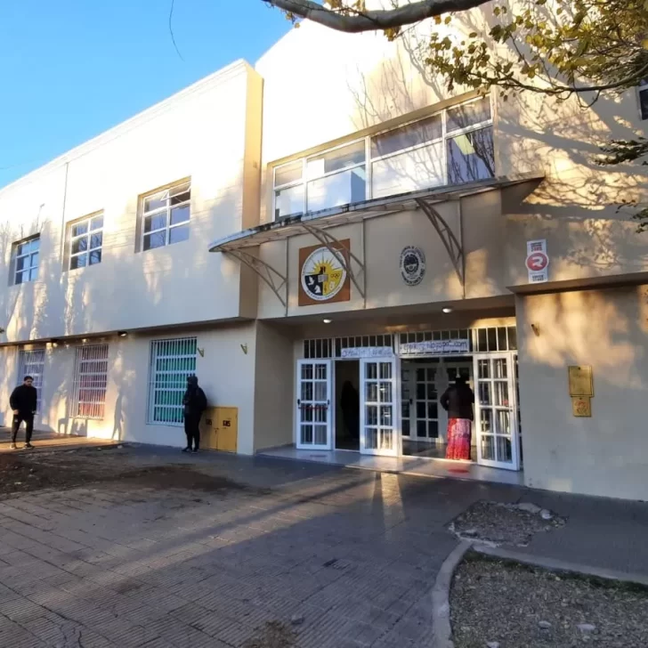 Chasco: estudiantes del colegio Ladvocat provocaron una falsa alarma por tirar una “bombita de olor” en el aula