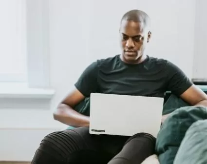 Póker online vs póker offline: ¿Cuál es el mejor?