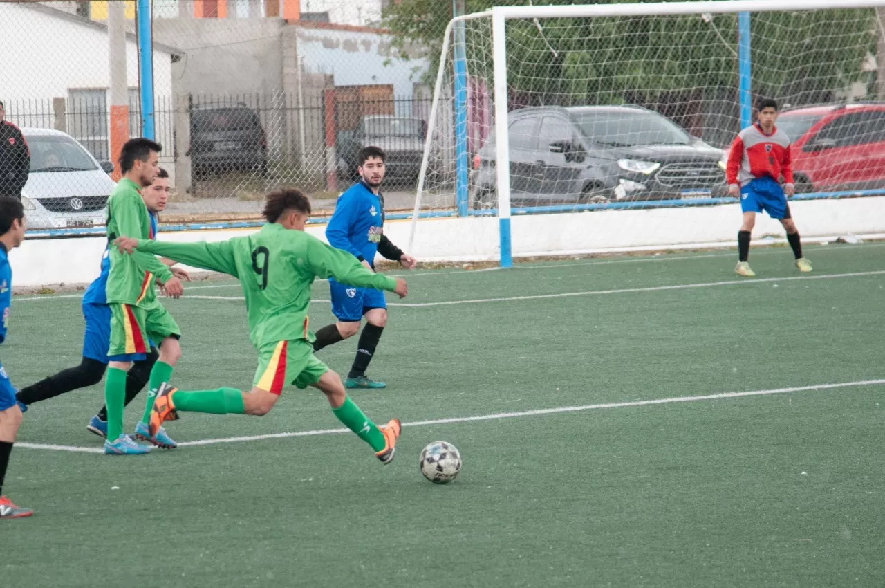Fútbol de los Barrios: El ascenso completó la  8° jornada en su totalidad