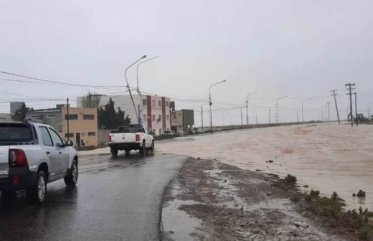 Anegamientos, estragos y suspensión de clases por la intensa lluvia en Comodoro y Caleta Olivia