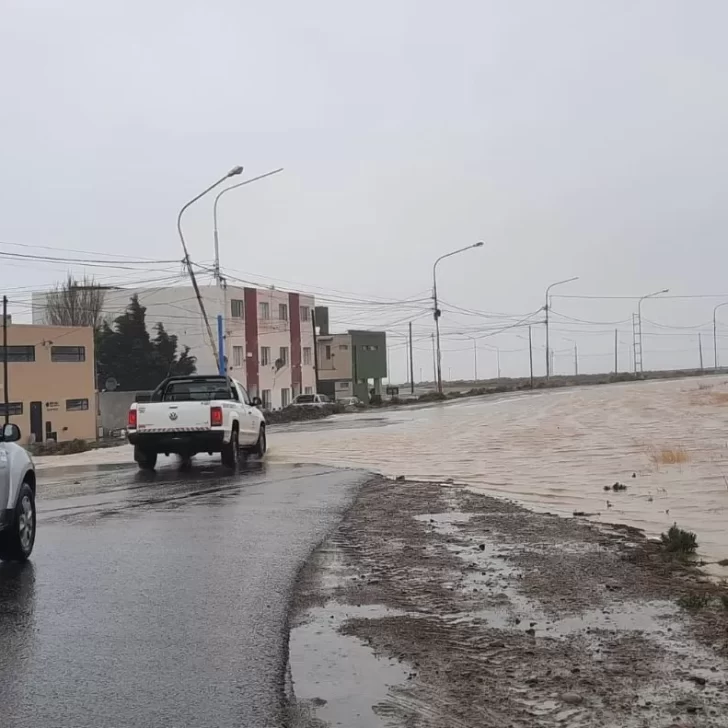 Anegamientos, estragos y suspensión de clases por la intensa lluvia en Comodoro y Caleta Olivia