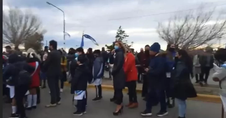 Caleta Olivia: cientos de alumnos dieron el “si prometo” a la bandera, mirando hacia las Islas Malvinas