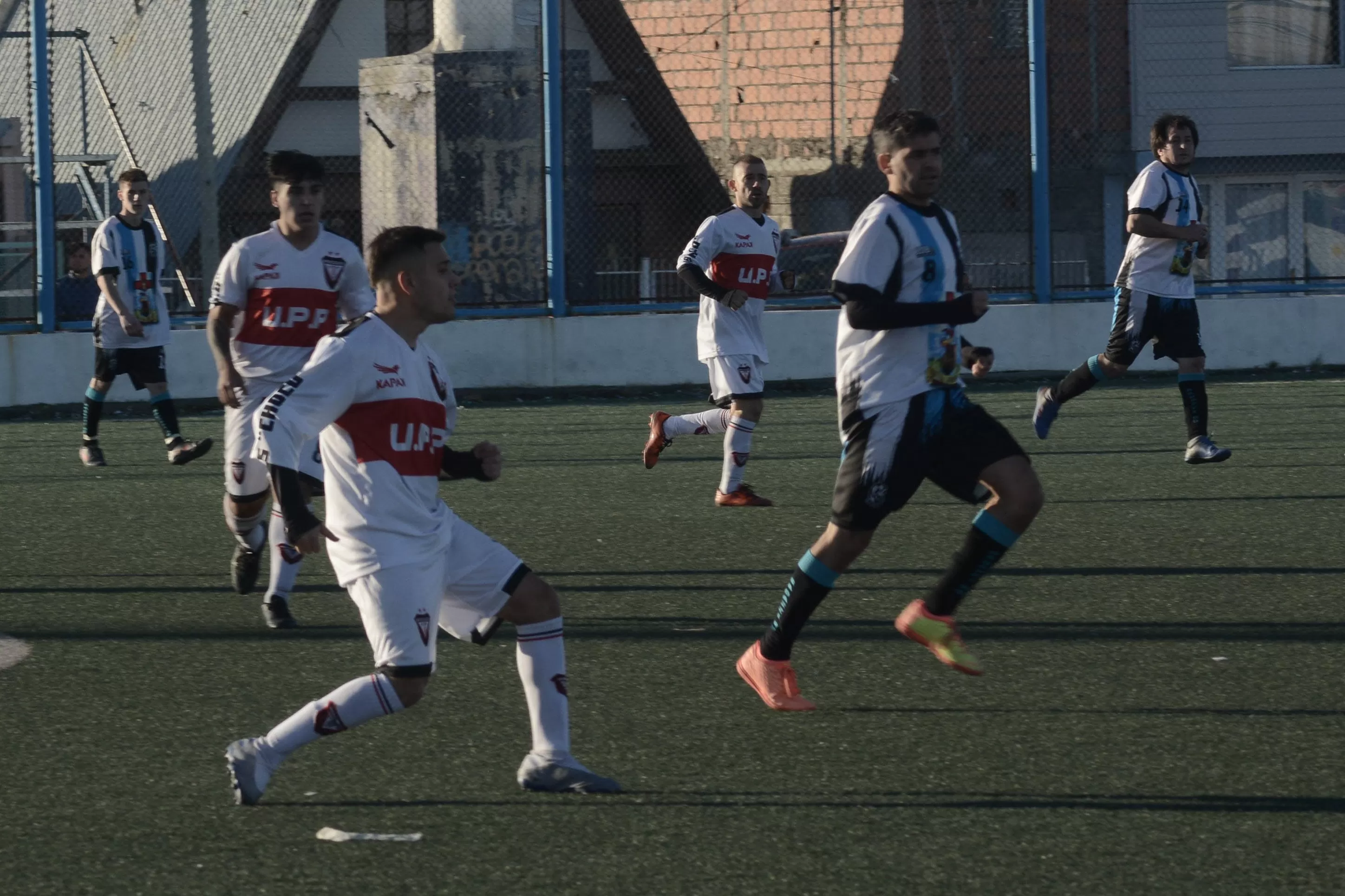 Fútbol de los Barrios: arrancan las semifinales de la “A” y “B” en la Enrique Pino