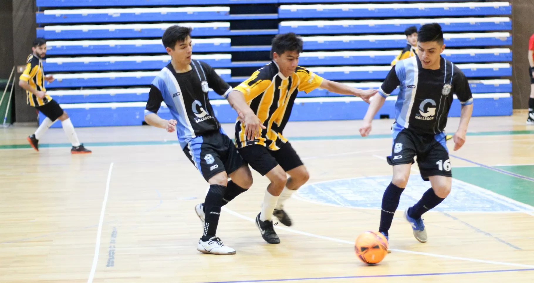 Futsal: Opción Joven y Alumni Naranja, los líderes de Río Gallegos, se enfrentan en el Jorge Nicolai