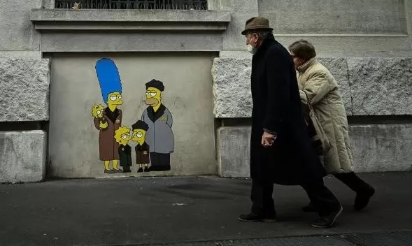 Milán amaneció con murales de Los Simpson como víctimas del Holocausto