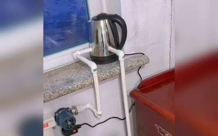 Armó un termotanque casero con una pava eléctrica y se volvió viral
