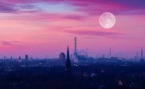 Qué rituales hacer durante la Luna Rosa para atraer dinero y atraer deseos