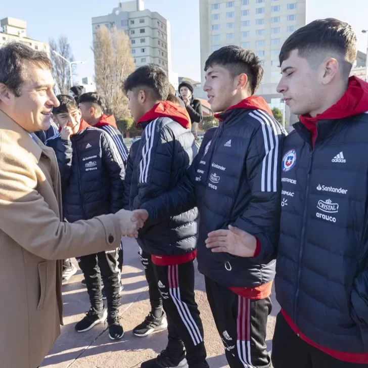 Juan Pablo Luque recibió al seleccionado sub-17 de Chile, previo a su choque con Argentina en Comodoro Juan Pablo Luque recibió al seleccionado sub-17 de Chile, previo a su choque con Argentina en Comodoro