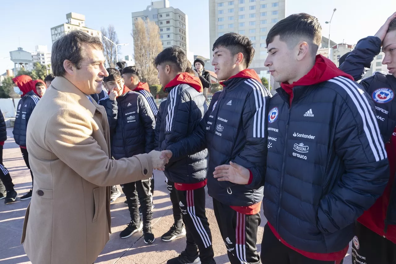 Juan Pablo Luque recibió al seleccionado sub-17 de Chile, previo a su choque con Argentina en Comodoro Juan Pablo Luque recibió al seleccionado sub-17 de Chile, previo a su choque con Argentina en Comodoro