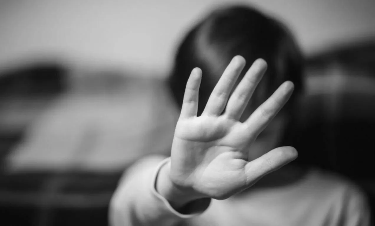 Maltrato infantil: un nene de 8 años llamó a la policía tras ser agredido por su madre y su padrastro