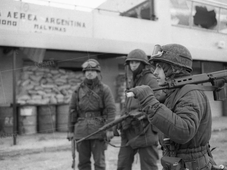 Las impactantes fotos inéditas de la guerra en las Islas Malvinas del archivo de Telam