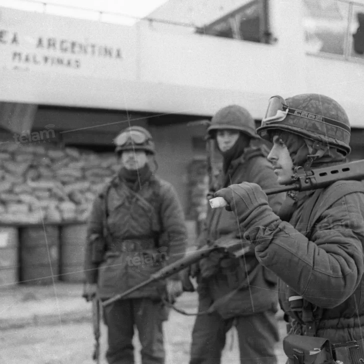 Las impactantes fotos inéditas de la guerra en las Islas Malvinas del archivo de Telam