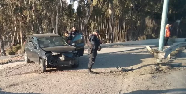Manejaba borracho, se quedó dormido y chocó de frente contra un poste ...