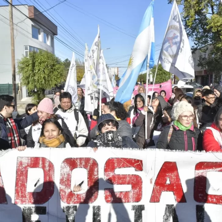 ADOSAC cedió y no irá al paro esta semana: el jueves habrá una marcha de antorchas