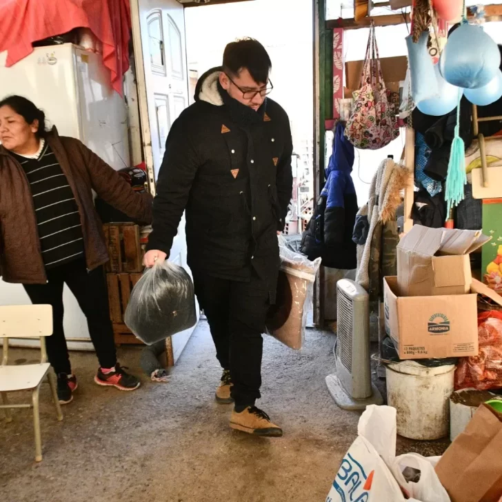 Todos contra el frío: vecinos de Río Gallegos recibieron las donaciones de la comunidad a través de la Opinión Austral