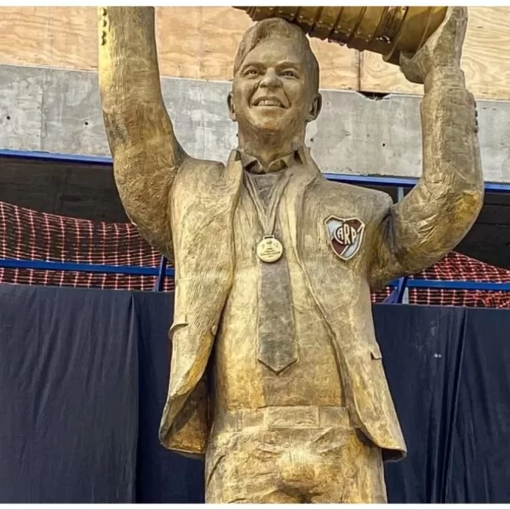 Una familia de Río Turbio pudo conocer la estatua de Marcelo Gallardo: “Es fantástica más allá de los comentarios del diseño” Una familia de Río Turbio pudo conocer la estatua de Marcelo Gallardo: “Es fantástica más allá de los comentarios del diseño”