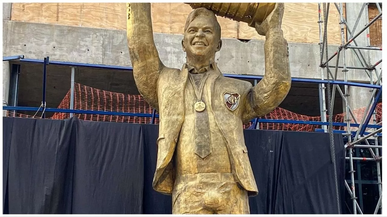 Una familia de Río Turbio pudo conocer la estatua de Marcelo Gallardo: “Es fantástica más allá de los comentarios del diseño” Una familia de Río Turbio pudo conocer la estatua de Marcelo Gallardo: “Es fantástica más allá de los comentarios del diseño”