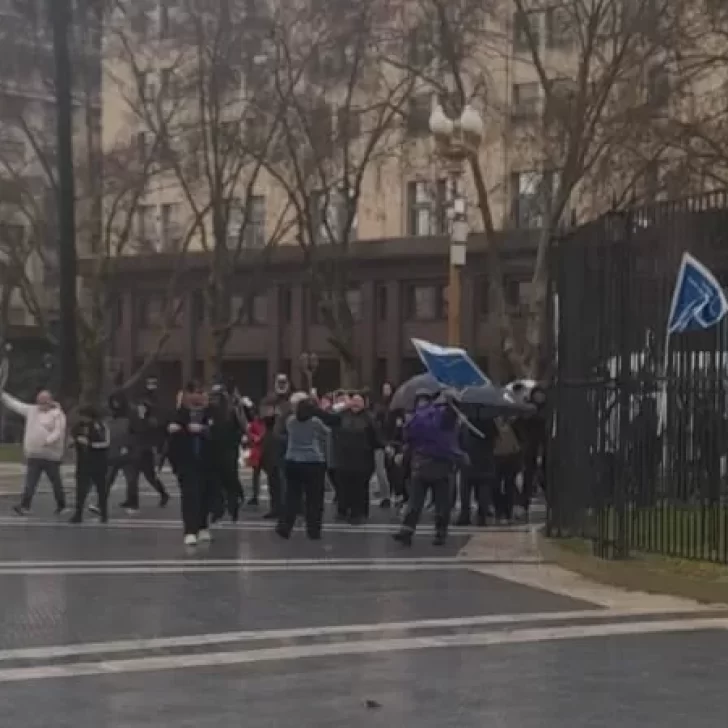 Las madres de Plaza de Mayo marcharon pese a la lluvia torrencial 