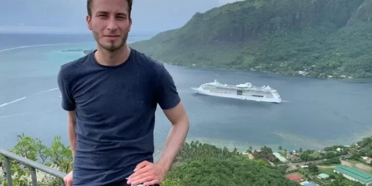 Marcos Knez: el guitarrista de Pico Truncado que deleita a los pasajeros del crucero más famoso del mundo