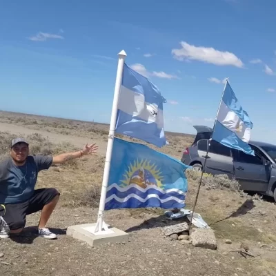 Pescador puso una bandera argentina sobre una caña rota en un lugar emblemático y una paisajista mandó a colocar un mástil