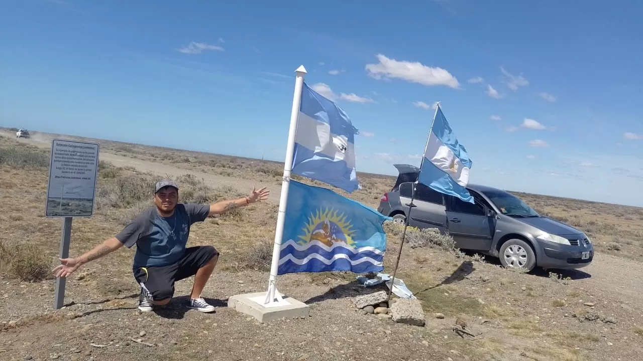 Pescador puso una bandera argentina sobre una caña rota en un lugar emblemático y una paisajista mandó a colocar un mástil