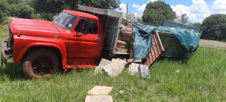 Un camión de sandías chocó y descubrieron casi 5 toneladas de marihuana oculta entre la fruta