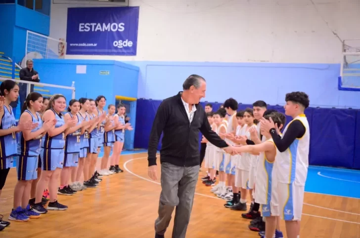 Mario Fernández fue reconocido por Hispano y la escuela de básquet llevará su nombre
