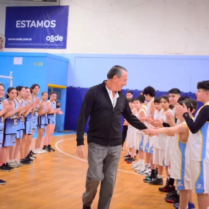 Mario Fernández fue reconocido por Hispano y la escuela de básquet llevará su nombre