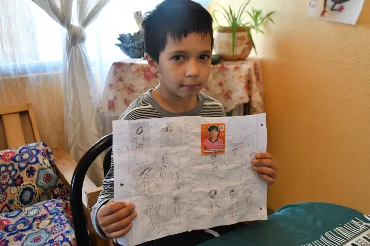 Tiene 8 años, es de Río Gallegos y dibujó su propio álbum de figuritas de Qatar 2022