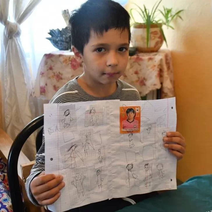 Tiene 8 años, es de Río Gallegos y dibujó su propio álbum de figuritas de Qatar 2022