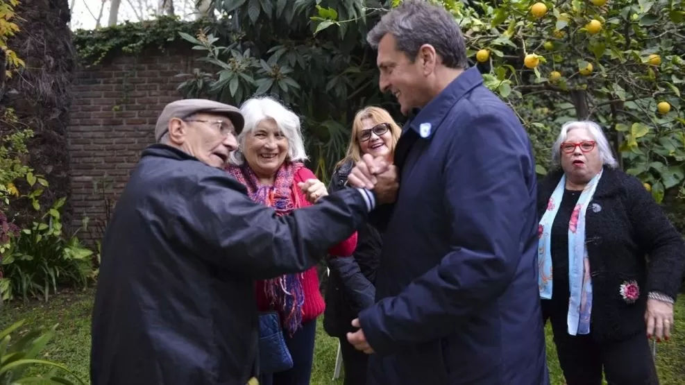 Jubilados: Massa anunció un refuerzo de $37.000 y créditos de hasta $400.000 con tasa subsidiada