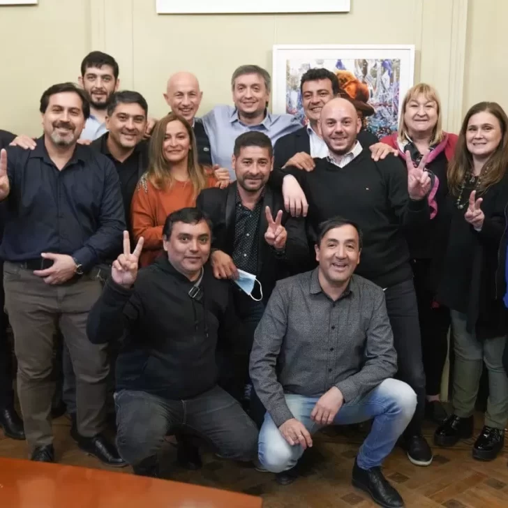 Máximo Kirchner se reunió con intendentes y diputados de Santa Cruz Máximo Kirchner se reunió con intendentes y diputados de Santa Cruz