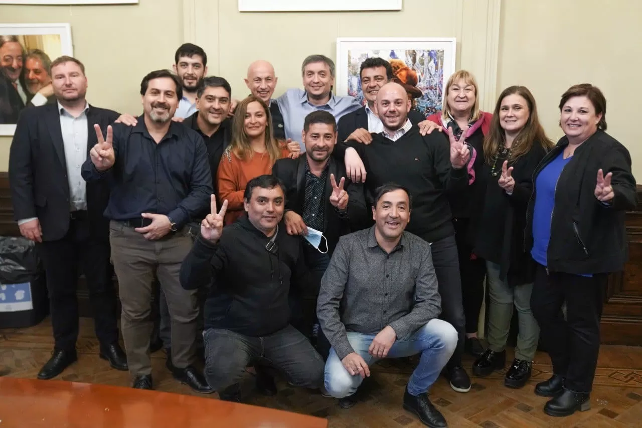 Máximo Kirchner se reunió con intendentes y diputados de Santa Cruz Máximo Kirchner se reunió con intendentes y diputados de Santa Cruz