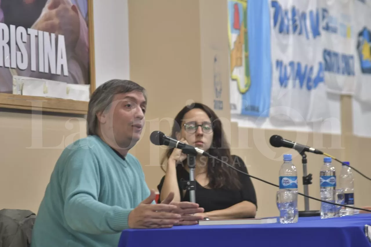 Máximo Kirchner participó en Río Gallegos de la presentación del libro “Eva y las mujeres: Una historia de irreverencia”