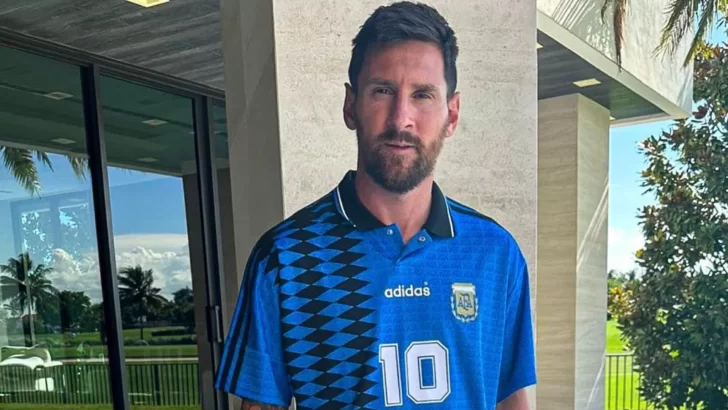 Messi subió una foto vistiendo una icónica camiseta de Maradona y las redes estallaron