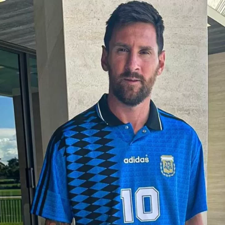 Messi subió una foto vistiendo una icónica camiseta de Maradona y las redes estallaron