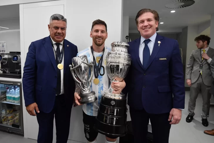 La CONMEBOL le regaló una réplica de la Copa América a Lionel Messi
