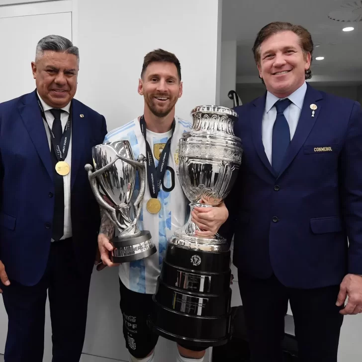 La CONMEBOL le regaló una réplica de la Copa América a Lionel Messi La CONMEBOL le regaló una réplica de la Copa América a Lionel Messi