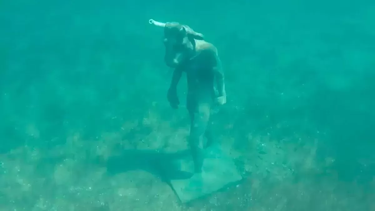 Apareció un misterioso minotauro en el fondo de un lago en Neuquén: no fue lo único que encontraron Apareció un misterioso minotauro en el fondo de un lago en Neuquén: no fue lo único que encontraron