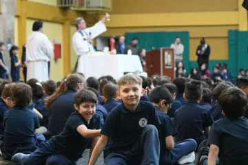 Cientos de niños del Salesiano despidieron al padre Jorge García Cuerva, quien preside una de las últimas misas en Río Gallegos