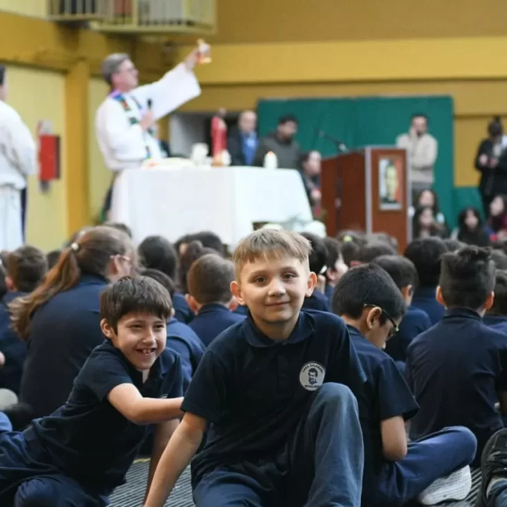 Cientos de niños del Salesiano despidieron al padre Jorge García Cuerva, quien preside una de las últimas misas en Río Gallegos