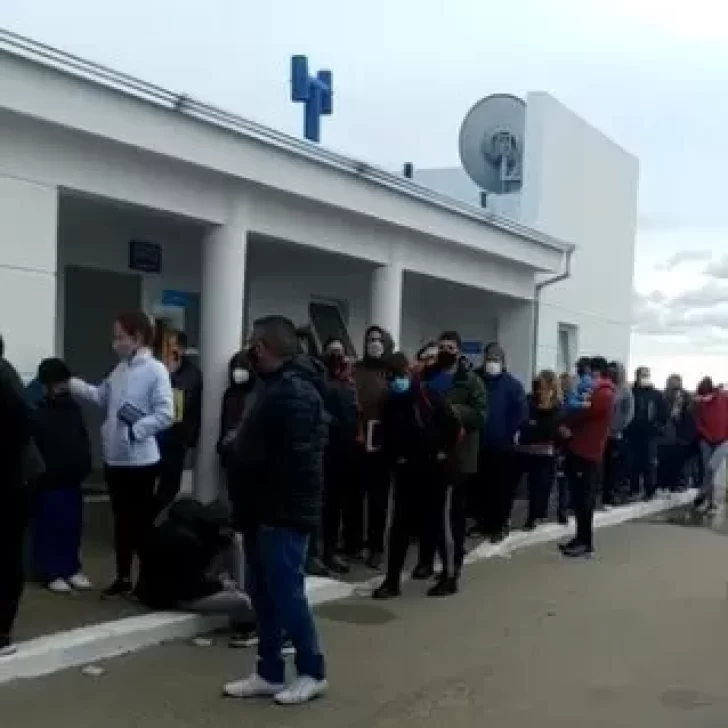Video. Protestas en la frontera con Chile: aseguran estar hace 5 horas esperando para pasar a Santa Cruz Video. Protestas en la frontera con Chile: aseguran estar hace 5 horas esperando para pasar a Santa Cruz