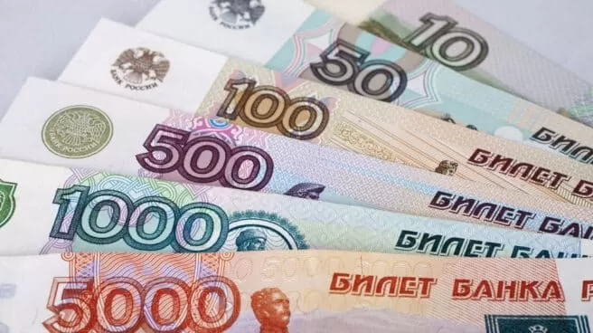 Uno a uno: por las sanciones a Rusia, el rublo cae y vale un peso argentino